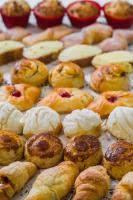 un montón de pasteles sentados en una sábana de hornear en Hotel Plaza Diana, en Guadalajara