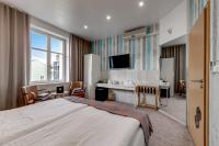 Telewizja i/lub zestaw kina domowego w obiekcie Royal Court Hotel