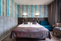 Łóżko lub łóżka w pokoju w obiekcie Royal Court Hotel