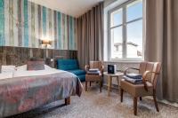 Łóżko lub łóżka w pokoju w obiekcie Royal Court Hotel