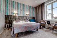Łóżko lub łóżka w pokoju w obiekcie Royal Court Hotel