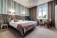 Łóżko lub łóżka w pokoju w obiekcie Royal Court Hotel