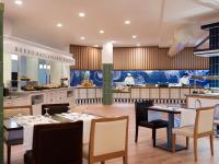 أتش10 لاس بالميراس في بلايا ذي لاس أميريكاس: مطعم مع طاولات وكراسي ومطبخ