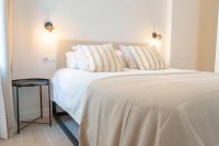 Postel nebo postele na pokoji v ubytování Suites Alfonso X