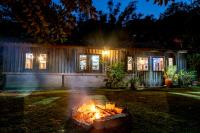 ein Feuer vor einem Haus in der Nacht in der Unterkunft Coração da Terra Praia do Rosa in Praia do Rosa