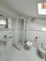 Kúpeľňa v ubytovaní Sirmione Acque del Garda Apartments