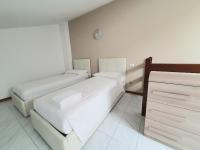 Posteľ alebo postele v izbe v ubytovaní Sirmione Acque del Garda Apartments