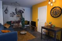 a living room with a blue couch and a painting on the wall at Duplex charmant idéalement situé in Dole