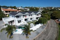 una vista aérea de una gran casa blanca en The Joneses, en Plettenberg Bay