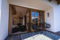 Patio alebo iná vonkajšia časť ubytovania Chalet Crown of the Alps by we rent