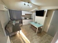 Televízia a/alebo spoločenská miestnosť v ubytovaní ESTRADA mobile home