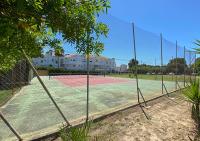 Tennis and/or squash facilities at Apartamento en Apartaclub La Barrosa or nearby