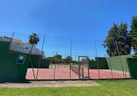 Tennis and/or squash facilities at Apartamento en Apartaclub La Barrosa or nearby