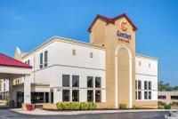 Un frente de tienda de un edificio con un letrero en él en Comfort Suites Hagerstown, en Hagerstown