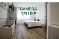 ein Schlafzimmer mit einem Bett und einem Schild, auf dem die Kamera abläuft in der Unterkunft Albergo Cappello e Cadore in Belluno