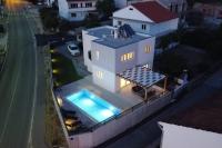 Bazén v ubytování Villa Lumaka Sun - Amazing Home In Brodarica with 4 Bedrooms, Wifi, Outdoor Swimming Pool and Heated Swimming Pool nebo v jeho okolí