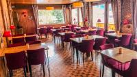 un restaurant avec des tables et des chaises dans une salle dans l'établissement Esprit Montagne, à La Chapelle-dʼAbondance