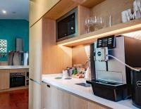 KēSa House, The Unlimited Collection managed by The Ascott Limitedにあるキッチンまたは簡易キッチン