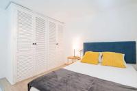 A bed or beds in a room at Apartamentos Alcazaba