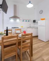 A kitchen or kitchenette at Apartamentos Alcazaba