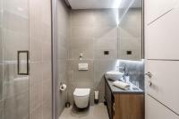 Kúpeľňa v ubytovaní Villa Skyline- near beach and city center with heated pool
