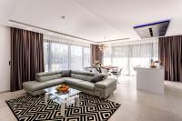 Posedenie v ubytovaní Villa Skyline- near beach and city center with heated pool