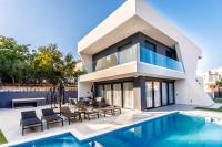 Bazén v ubytovaní Villa Skyline- near beach and city center with heated pool alebo v jeho blízkosti