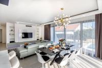Posedenie v ubytovaní Villa Skyline- near beach and city center with heated pool