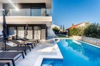 Bazén v ubytovaní Villa Skyline- near beach and city center with heated pool alebo v jeho blízkosti