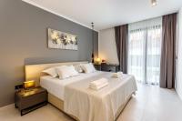 Posteľ alebo postele v izbe v ubytovaní Villa Skyline- near beach and city center with heated pool