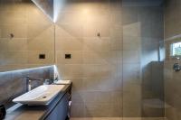 Kúpeľňa v ubytovaní Villa Skyline- near beach and city center with heated pool