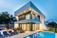 Bazén v ubytovaní Villa Skyline- near beach and city center with heated pool alebo v jeho blízkosti