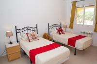 Posteľ alebo postele v izbe v ubytovaní Casa Ana - delightful semi-detached villa with large swimming pool, tennis court and huge gardens plus Free wifi