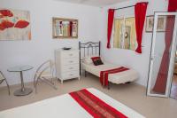 Posteľ alebo postele v izbe v ubytovaní Casa Ana - delightful semi-detached villa with large swimming pool, tennis court and huge gardens plus Free wifi