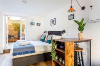Postel nebo postele na pokoji v ubytování Brighton Laines Apartments - Central Laines Location
