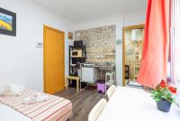 Kuchyňa alebo kuchynka v ubytovaní Rooms Young People Only, Soho CityCenter