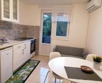 Kuchyňa alebo kuchynka v ubytovaní Apartman Bloom