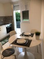 Kuchyňa alebo kuchynka v ubytovaní Apartman Bloom