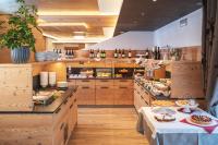 uma grande cozinha com muita comida nos balcões em Hotel La Perla em Andalo