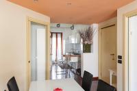 Kuchnia lub aneks kuchenny w obiekcie Beautiful Apartment next to Sempione and City Life - Viale Teodorico