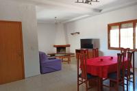 TV a/nebo společenská místnost v ubytování Villa rústica privada con gran chalet y piscina