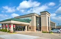 una tienda frente a un centro comercial con un coche aparcado fuera en Pear Tree Inn Cape Girardeau Medical Center, en Cape Girardeau