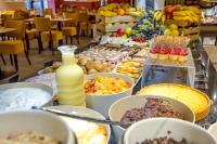 ein Buffet mit verschiedenen Speisen und Getränken in der Unterkunft SOWELL Family La Lauzière in Aime La Plagne