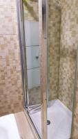 Koupelna v ubytování habitación, salita y baño privado, REATE LBI00466