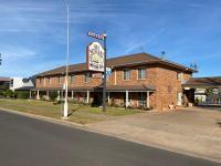 パークスにあるAll Settlers Motor Inn Parkesの道路脇に看板のある建物