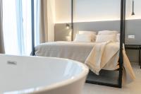 Postel nebo postele na pokoji v ubytování Suites Alfonso X