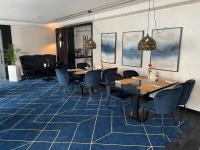 ティヒにあるHotel Dariaのダイニングルーム(テーブル、椅子付)