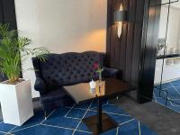 ティヒにあるHotel Dariaの青いソファとテーブルのあるリビングルーム