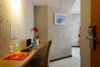 an office with a desk with a computer on it at Hotel Santorini in Vila Velha