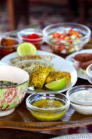 een tafel met borden en kommen specerijen bij Emerson on Hurumzi in Zanzibar City